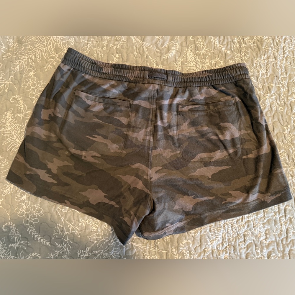 Athleta Camo Farallon Women's Shorts Sz 14 - Picture 2 of 3